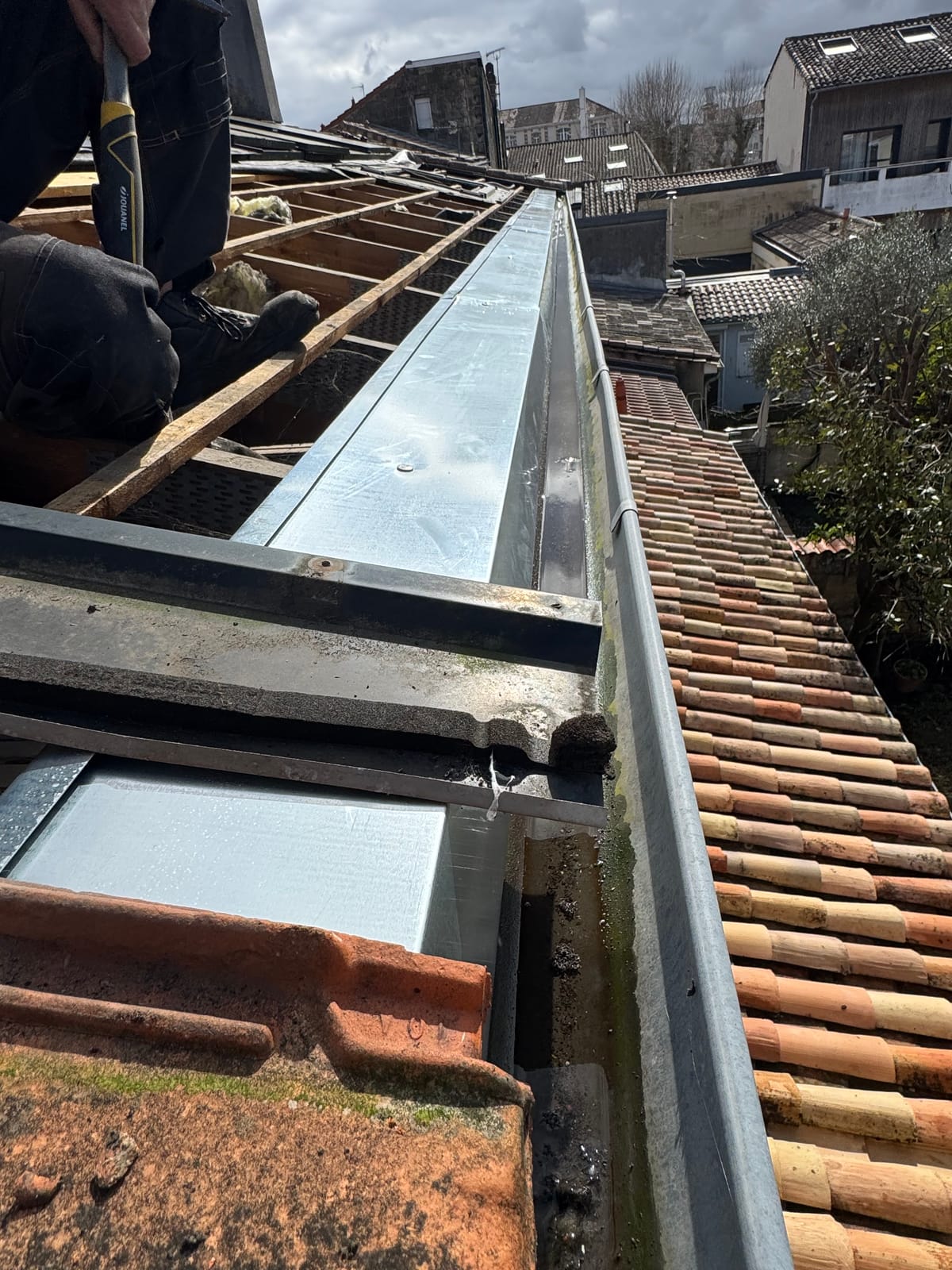 Chéneau zinc neuf — proximité Saint-Selve — chantier réalisé par Couvzinguerie, couvreur en Gironde