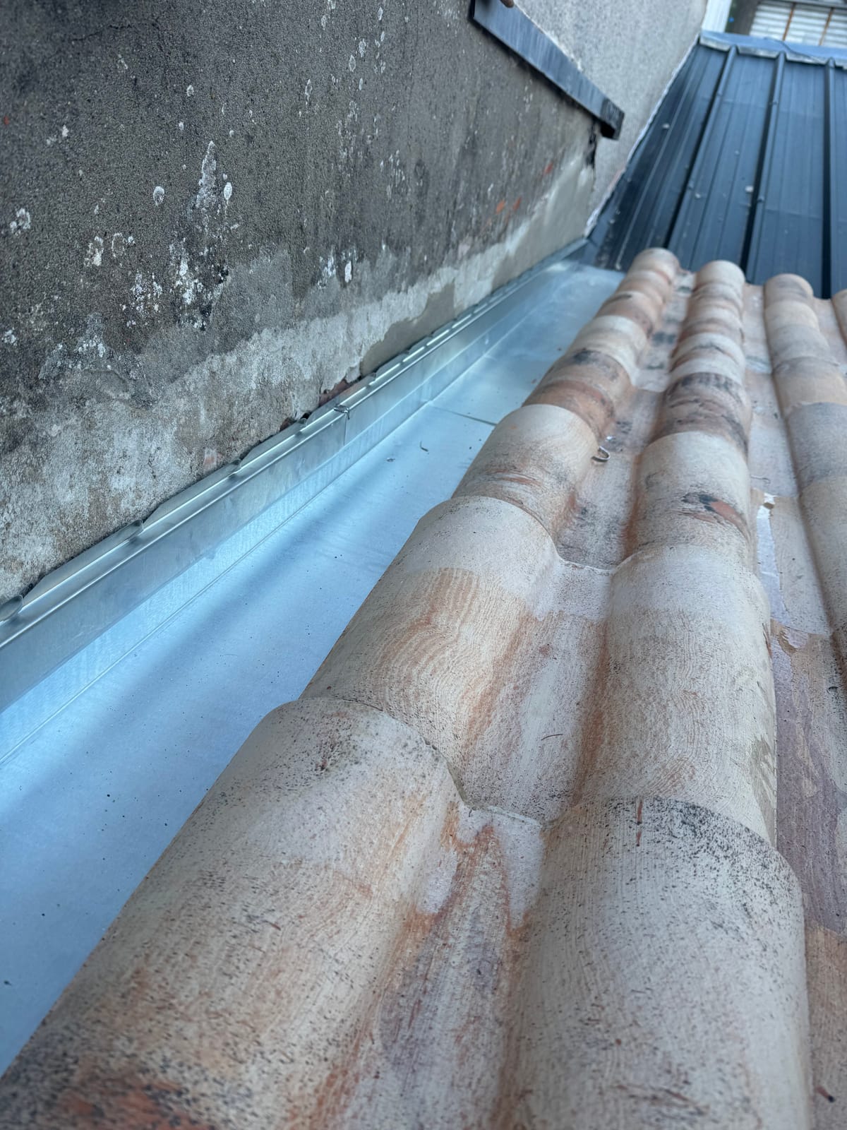 Pose de bardage — détail technique du chantier au Bourg (Canéjan) par Couvzinguerie