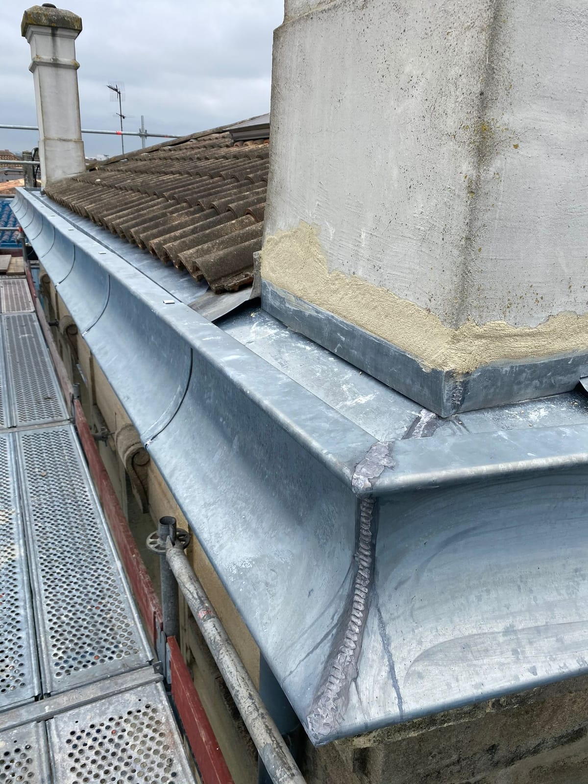 Habillage zinc façade — chantier Gironde — chantier réalisé par Couvzinguerie, couvreur en Gironde