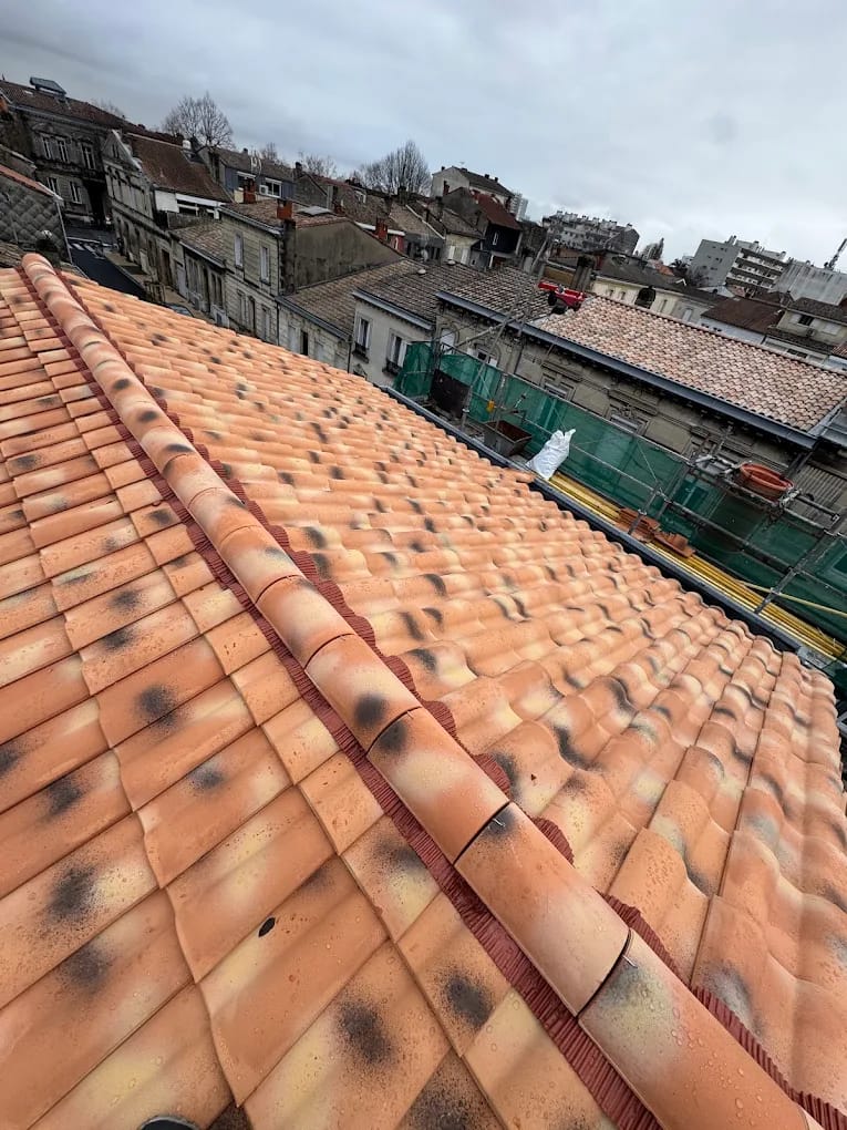 Toiture neuve récente — secteur Léognan — chantier réalisé par Couvzinguerie, couvreur en Gironde