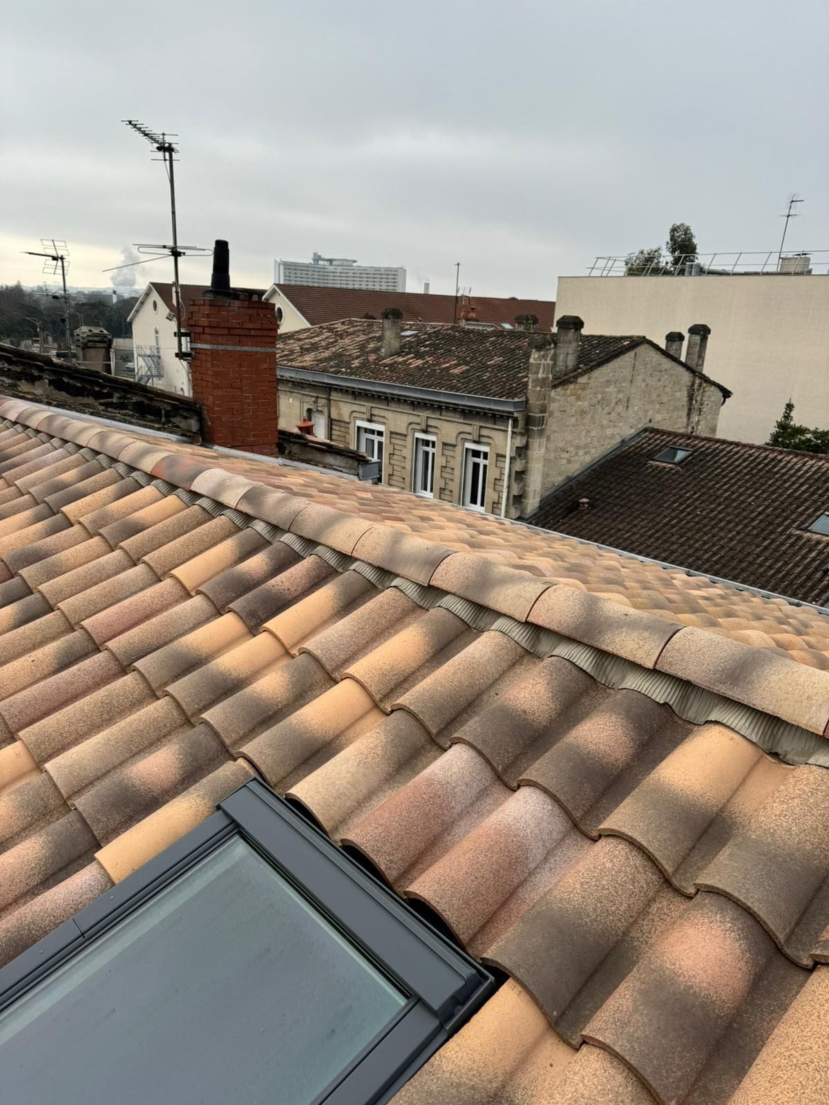 Réparation de toiture — détail technique du chantier aux Eyquems (Mérignac) par Couvzinguerie
