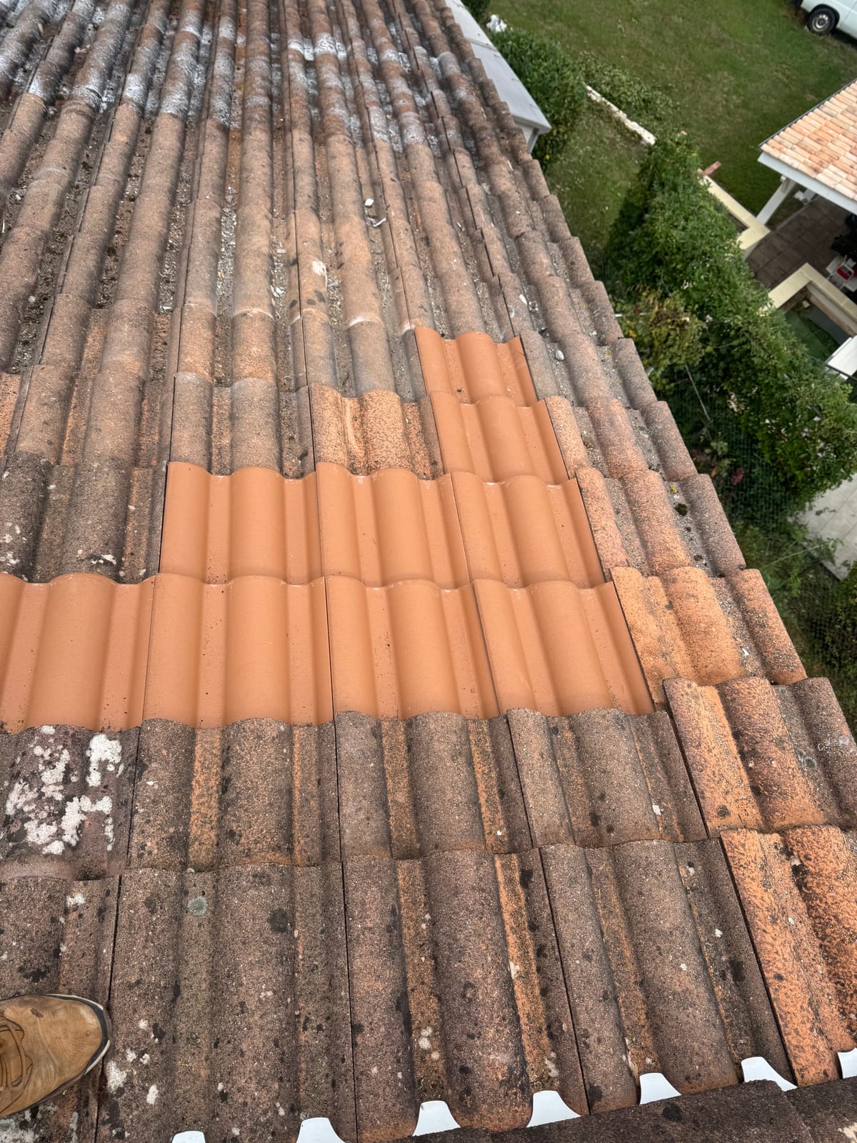 Démoussage de toiture — détail technique du chantier à Saint-Genès (Bordeaux) par Couvzinguerie