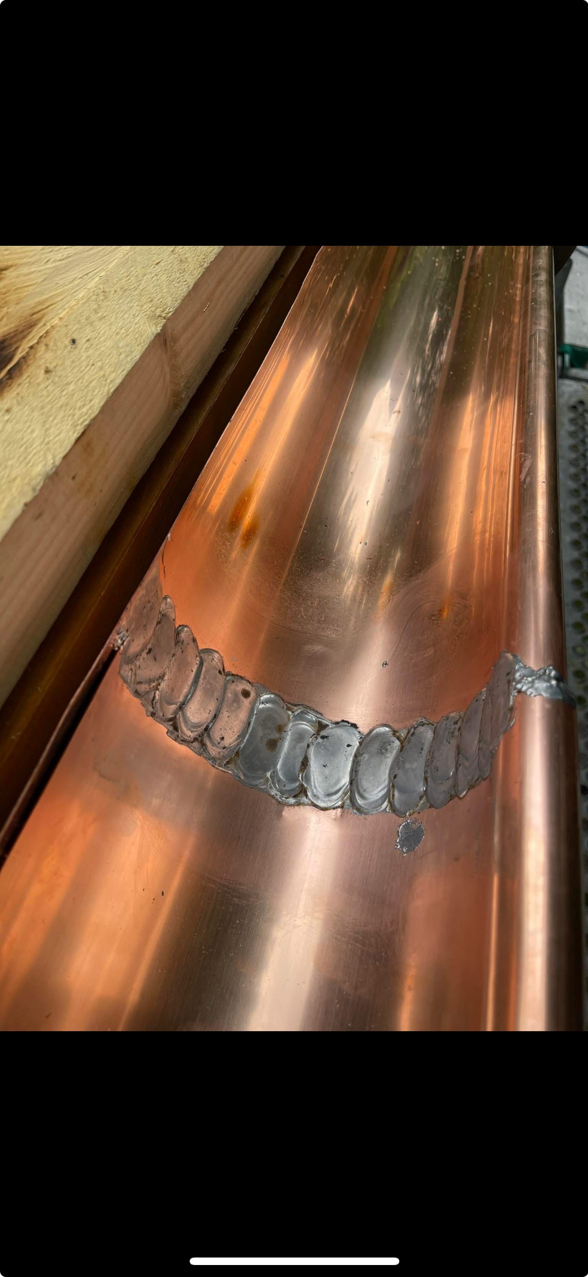 Soudure étain sur descente cuivre — atelier — chantier réalisé par Couvzinguerie, couvreur en Gironde