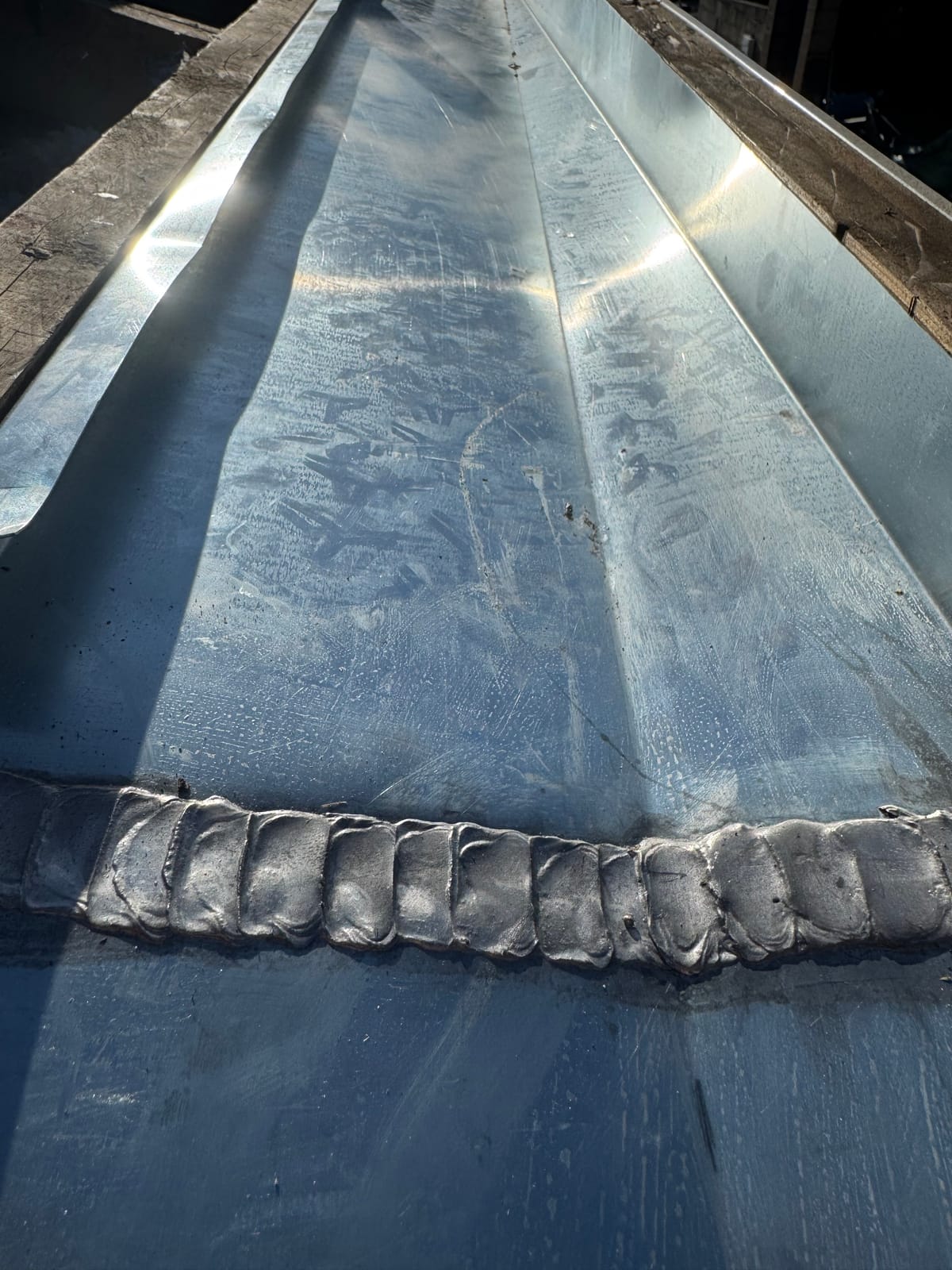 Pose de gouttières — détail technique du chantier à Magonty (Pessac) par Couvzinguerie