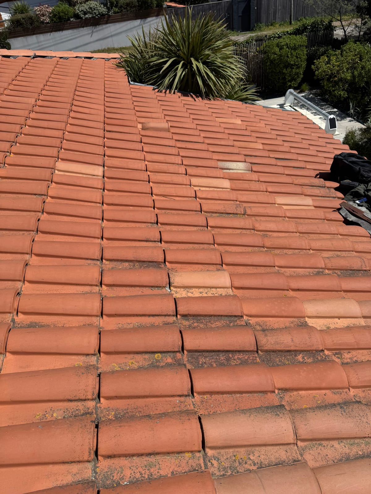 Démoussage de toiture — détail technique du chantier à Saige (Pessac) par Couvzinguerie