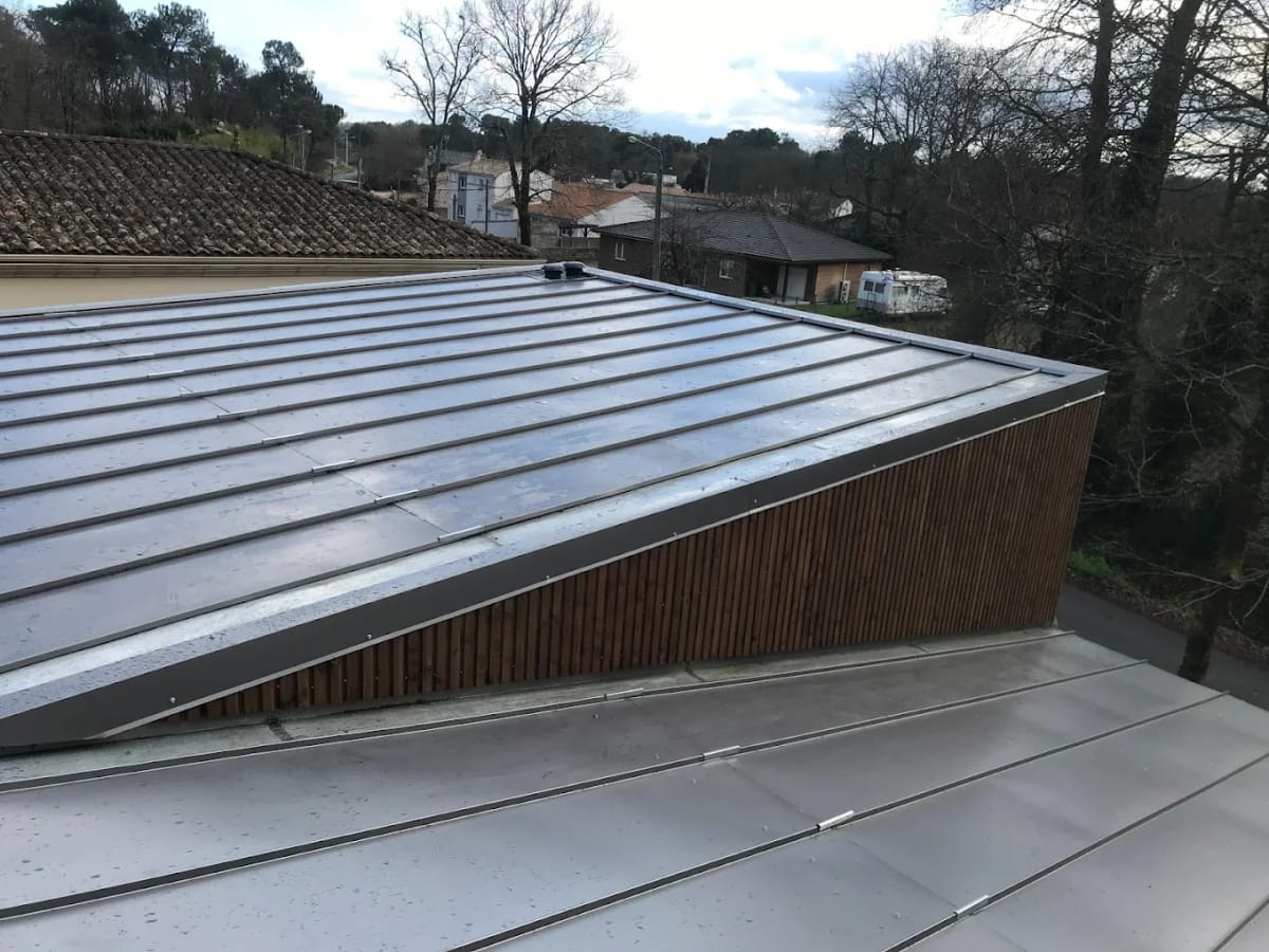 Démoussage de toiture — détail technique du chantier à Bourran (Mérignac) par Couvzinguerie
