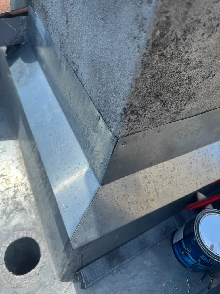 Pose de gouttières — détail technique du chantier à Thouars (Talence) par Couvzinguerie